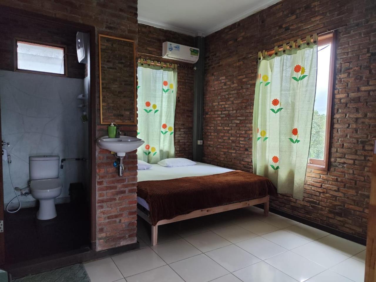 Bua Guest House Medan Kültér fotó